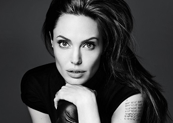 Анджелина Джоли черно-белое фото