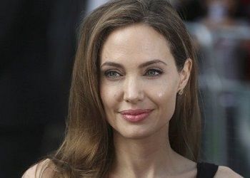 Анджелина Джоли улыбается