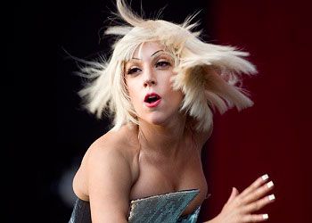 Леди Гага танцует