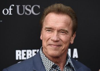 Arnold Schwarzenegger улыбается