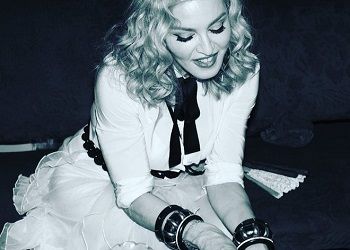 Мадонна улыбается