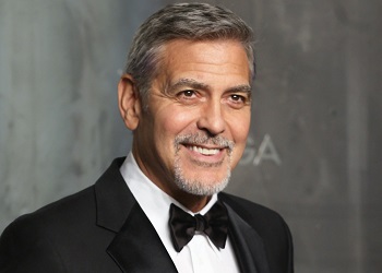 Джордж Клуни улыбается