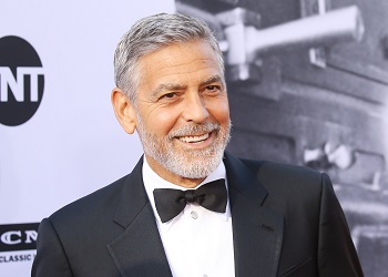 Джордж Клуни улыбается